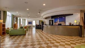 Hotel San Marco & Formula Club في نوسيتو: لوبي فندق فيه مكتب استقبال