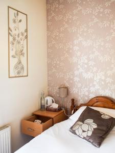 A bed or beds in a room at Leaded Light Guest House 