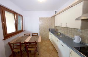 Kuchyň nebo kuchyňský kout v ubytování Villa Verona