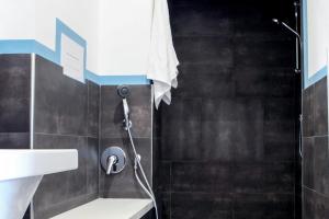 A bathroom at 90100
