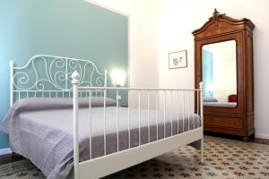 A bed or beds in a room at 90100
