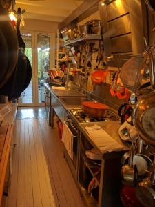 una cucina con un grande piano cottura. di Hôte Antique a Brignogan-Plage