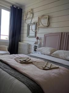 ブリニョガン・プラージュにあるHôte Antiqueのベッドルーム1室(ベッド2台、タオル付)