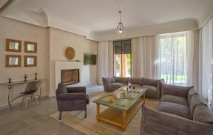 salon z kanapą i stołem w obiekcie Villa Berbère Domaine des Kasbahs w Marakeszu