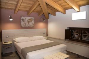 a bedroom with a large bed and wooden ceilings at La Tenuta di Trimalcione in Pofi +86 photos