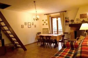 Et opholdsområde på Chalet Jacqueline & Franco + 83 billeder