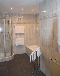 a bathroom with a shower and a sink at Ferienwohnung Trauntschnig in Bodensdorf