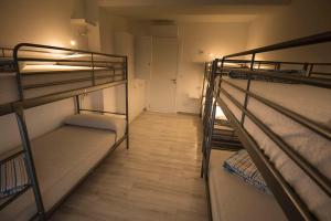Двухъярусная кровать или двухъярусные кровати в номере Albergue Casa Manola