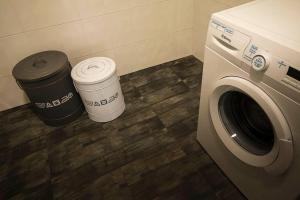 two coffee cups next to a washing machine at Albergue Casa Manola in Abeleiras