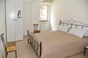 1 dormitorio con 1 cama grande en una habitación en Natour l'Ostello per i camminatori en Barisciano