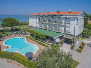 een luchtzicht op een hotel met een zwembad bij Hotel Miramar in Sirmione