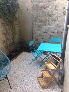 ミリ・ラ・フォレにあるF2 cosy avec Courの石壁の青いテーブルと椅子