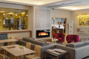 ein Wohnzimmer mit Sofa und Kamin in der Unterkunft Hotel Pirineos Figueres by Pierre & Vacances in Figueres
