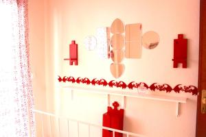 シビリにあるLa casa allegra in rossoの赤い装飾が施された階段のある部屋