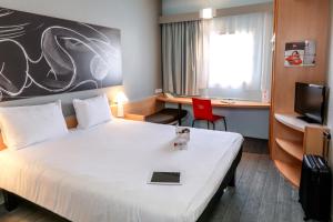 Postel nebo postele na pokoji v ubytování ibis Orange Sud + 37 fotografií