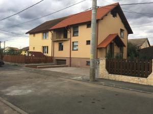 a house on the side of a street at Casa in zona linistita, Campia Turzii in Cîmpia Turzii