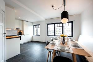 uma cozinha e sala de jantar com mesa e cadeiras em Villa Harbour - apartment for 9 people in Nieuwpoort em Nieuwpoort