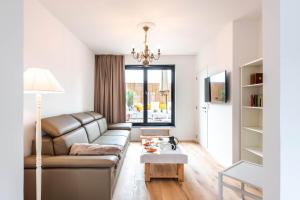 ニーウポールトにあるVilla Harbour - apartment for 9 people in Nieuwpoortのリビングルーム(ソファ、テーブル付)
