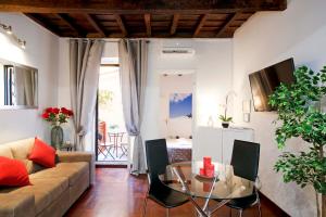 ローマにあるCollection Spanish Steps Apartments - Top Collectionのリビングルーム(ガラステーブル、ソファ付)