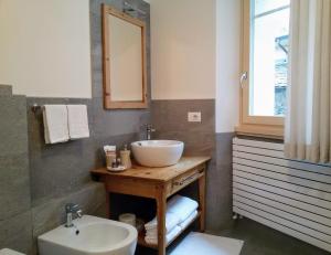 ヴァルフルヴァにあるCasa Zebrusius - Bepi&Piera's Suiteのバスルーム(洗面台、鏡付)