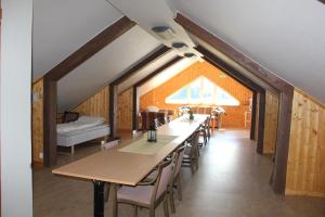 a long dining room with a long table and chairs at KynnefjällsNatur in Hedekas