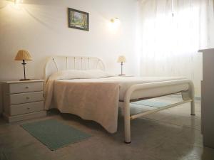 sypialnia z białym łóżkiem i oknem w obiekcie Vista Mar 2 w Albufeirze
