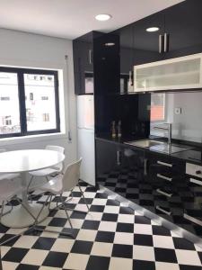 アマランテにあるPrestige Apartmentの黒と白のチェッカーフロアのキッチン