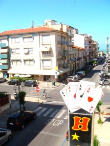 uma vista para uma rua da cidade com uma placa com fichas em Hotel I 4 Assi em Viareggio