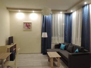 salon z kanapą i stołem w obiekcie Apartament Blue w Krośnie