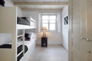 1 dormitorio con 2 literas y ventana en Val de Ruda Luxe 52 by FeelFree Rentals en Naut Aran