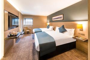 Postel nebo postele na pokoji v ubytování Copthorne Aberdeen Hotel