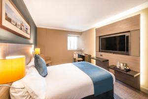Postel nebo postele na pokoji v ubytování Copthorne Aberdeen Hotel