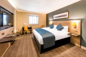 Postel nebo postele na pokoji v ubytování Copthorne Aberdeen Hotel