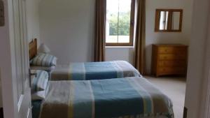 Un pat sau paturi într-o cameră la Ardnagashel Woods