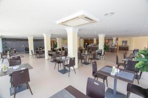 a restaurant with tables and chairs in a room at Hotel Porto Calpe in Calpe