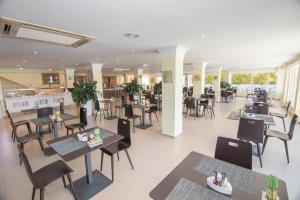 A restaurant or other place to eat at Hotel Porto Calpe