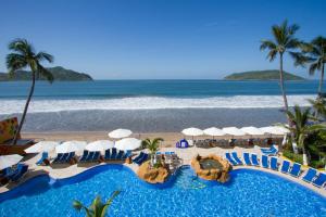 un complexe avec une piscine et une plage dans l'établissement Royal Villas Resort, à Mazatlán