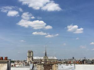 - une vue sur une ville avec un ciel bleu dans l'établissement Hotel Les Bulles De Paris, à Paris