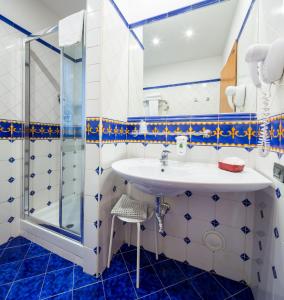 a bathroom with a sink, toilet, and bathtub at Best Western City Hotel in Bologna