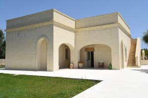 a small building with arches on the side of it at Tenuta Buonasorte in Torre dell'Orso