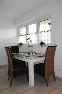 ein Esszimmer mit einem Tisch und Stühlen in der Unterkunft Ferienwohnung "Am Fischteich" in Möhnesee