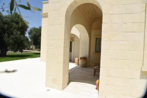 an archway of a building with a patio at Tenuta Buonasorte in Torre dell'Orso