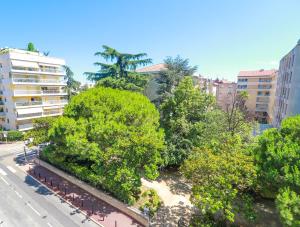 an overhead view of a city with trees and buildings at Central Park Apartment in Cannes