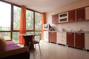 A kitchen or kitchenette at Eden - Menada Apartments