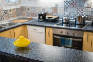 A cozinha ou kitchenette de Splash of Glam II 10 Steps from Acropolis