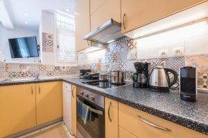 A cozinha ou kitchenette de Splash of Glam II 10 Steps from Acropolis