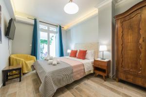Uma cama ou camas num quarto em Splash of Glam II 10 Steps from Acropolis