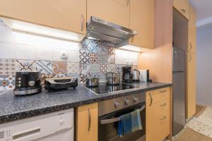 A cozinha ou kitchenette de Splash of Glam II 10 Steps from Acropolis