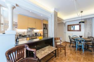A cozinha ou kitchenette de Splash of Glam II 10 Steps from Acropolis
