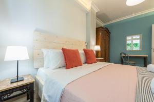 Uma cama ou camas num quarto em Splash of Glam II 10 Steps from Acropolis